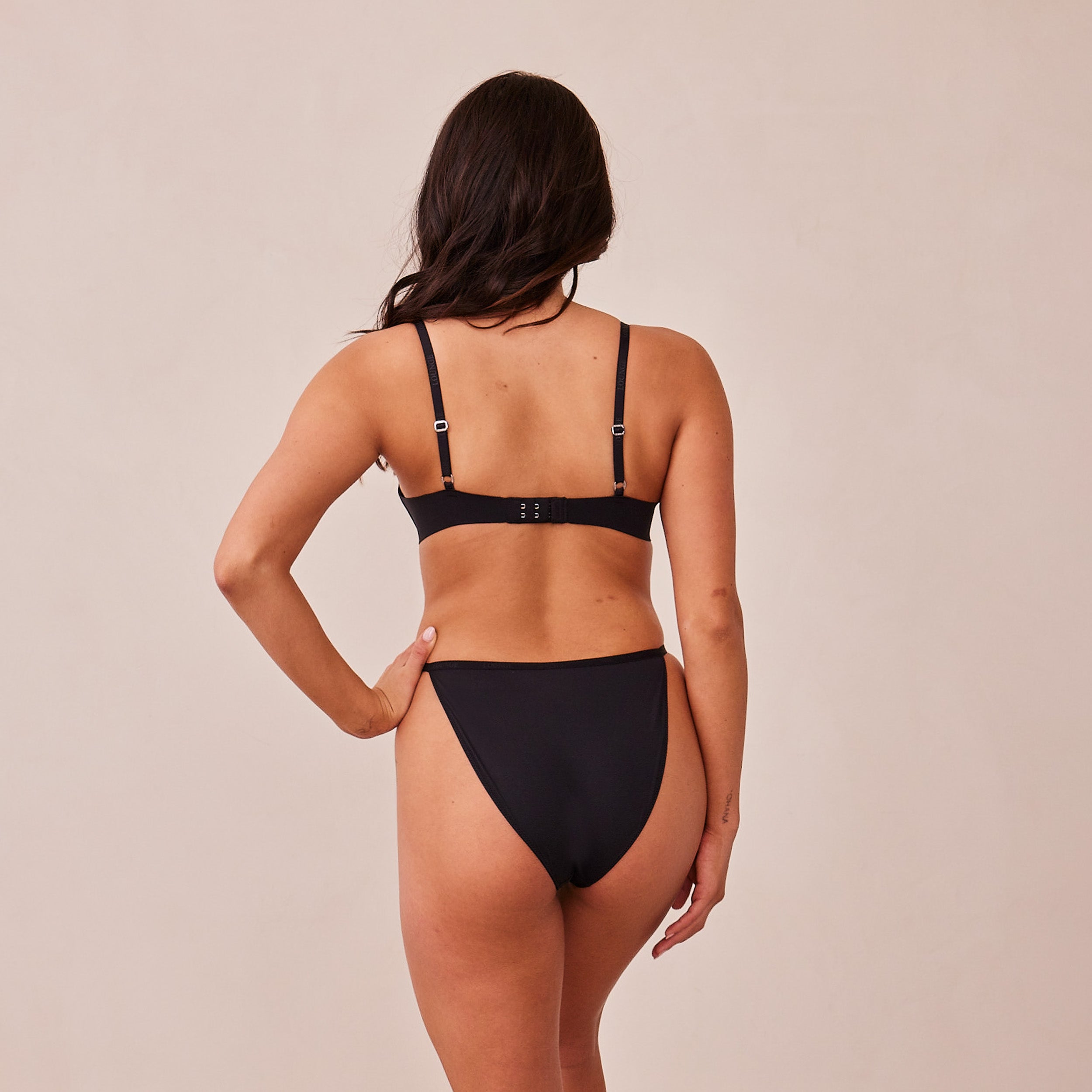 Light Non-Wired Plunge T-Shirt Bra - Black - Image 14